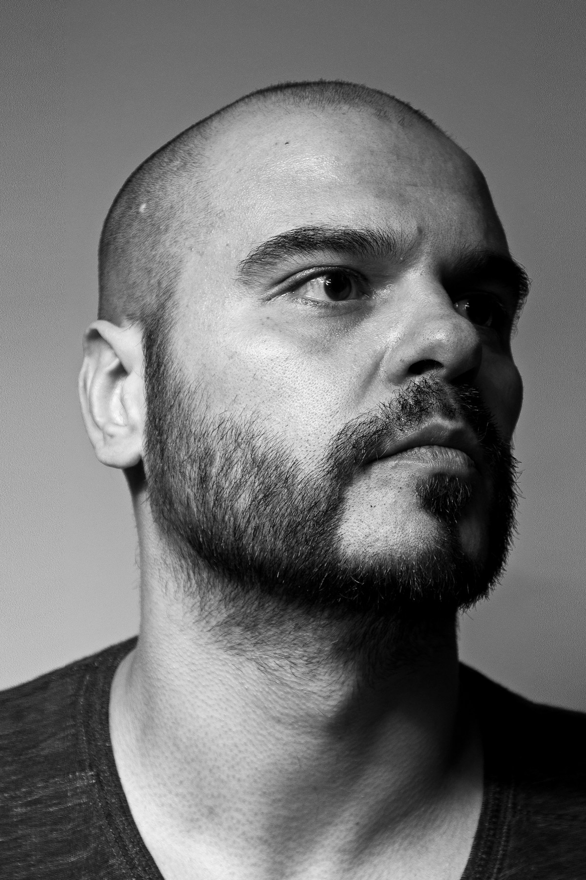 Buzz cut très court avec barbe, de face