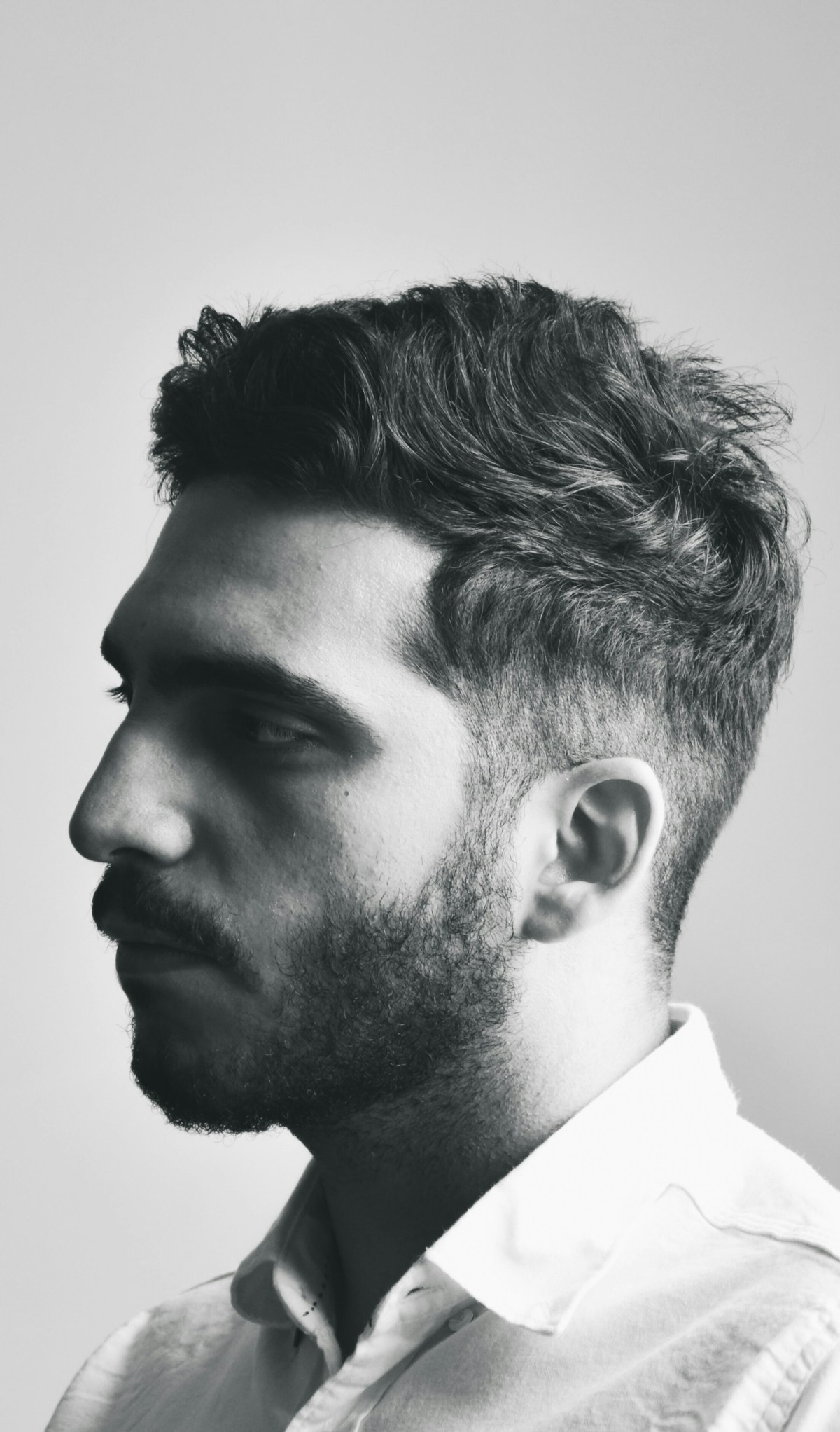 Mid fade texturé avec barbe, en noir et blanc