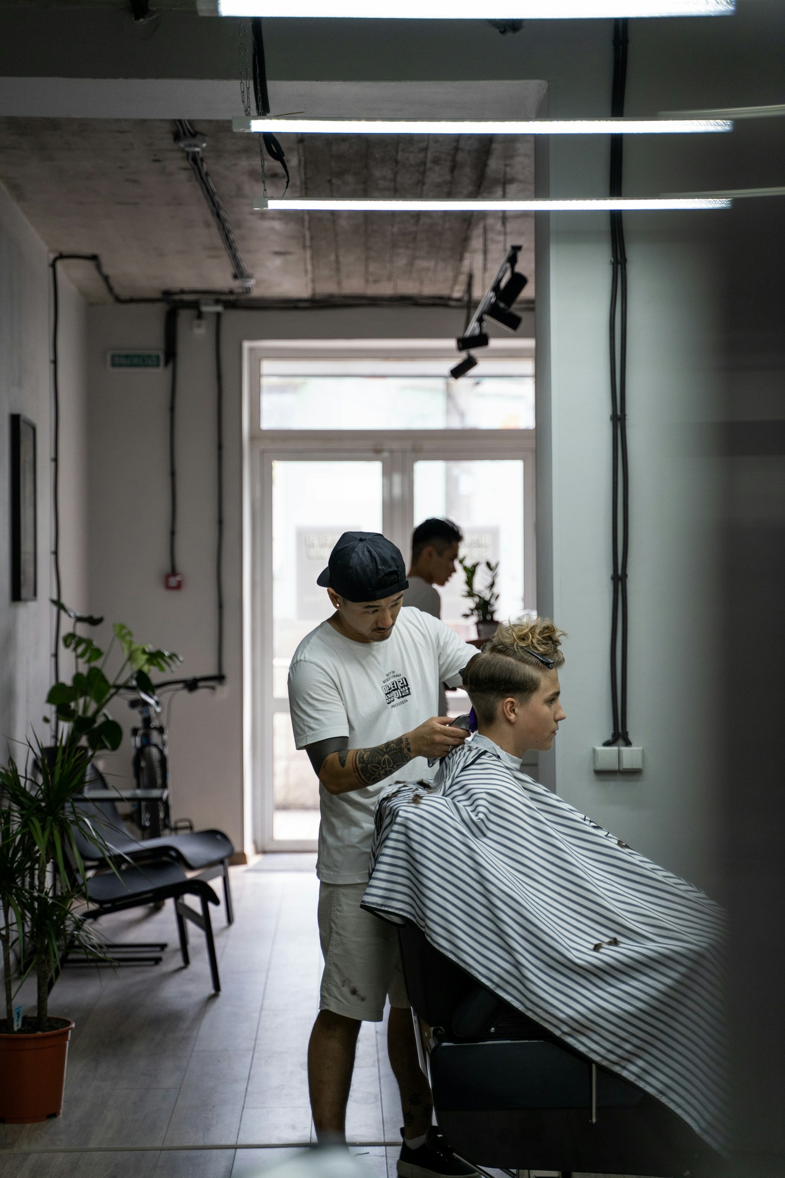 Le salon, ses fauteuils et ses grandes fenêtres
