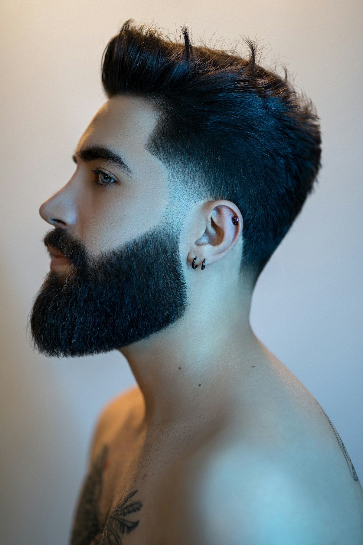 Barbe taillée et dégradé, vue de profil