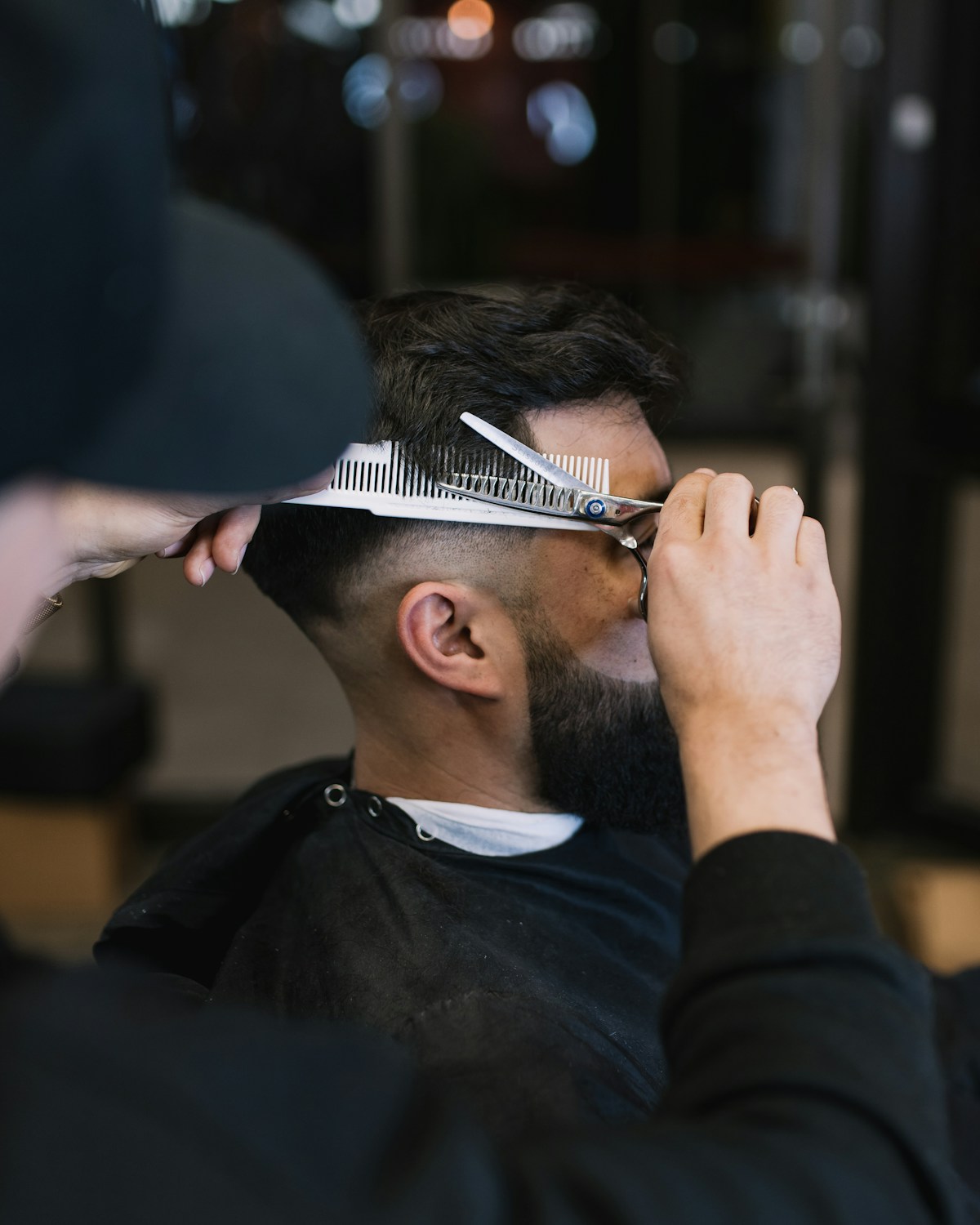 Taper fade réalisé au peigne et à la tondeuse