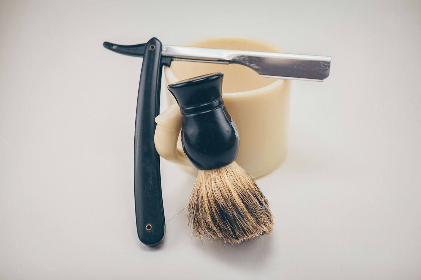 Un rasoir coupe-chou, un blaireau et un bol de savon