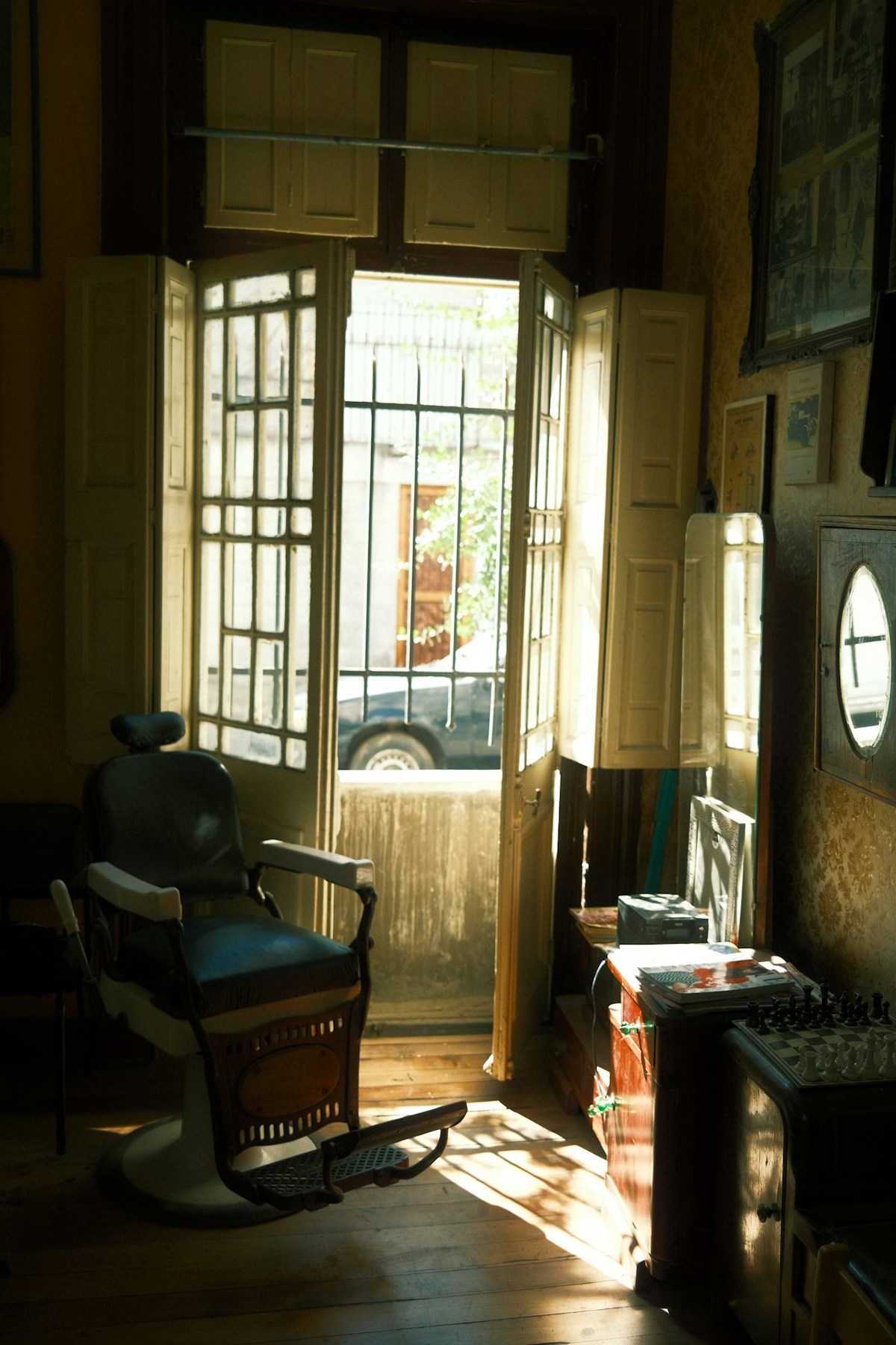 Un fauteuil de barbier ancien près de l'entrée, au soleil