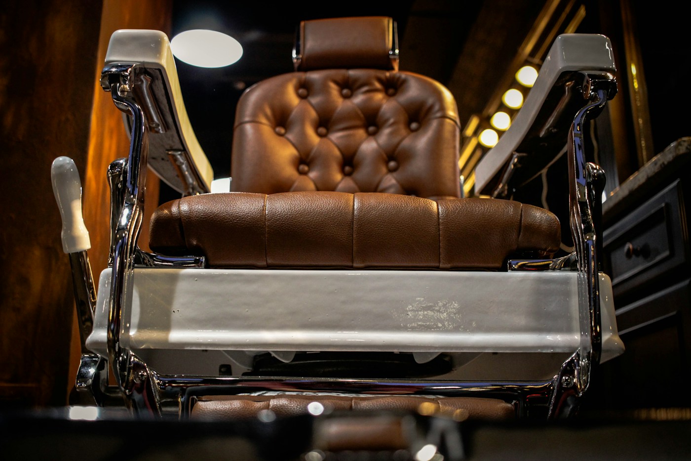 Un fauteuil de barbier en cuir marron