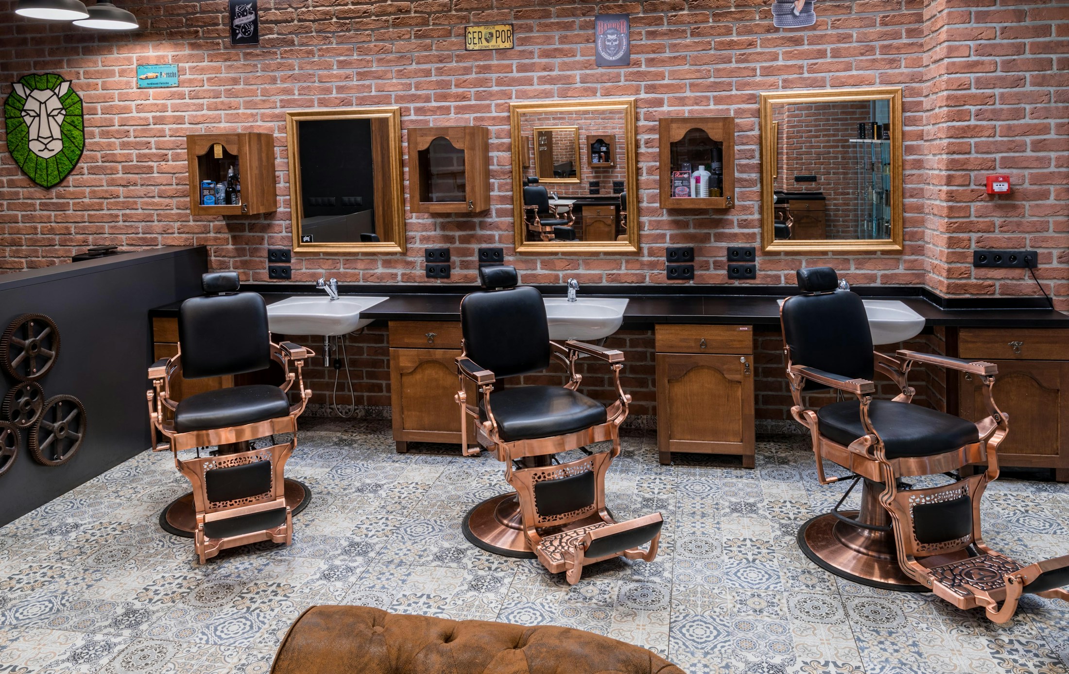 Vue d'ensemble du salon et de ses fauteuils