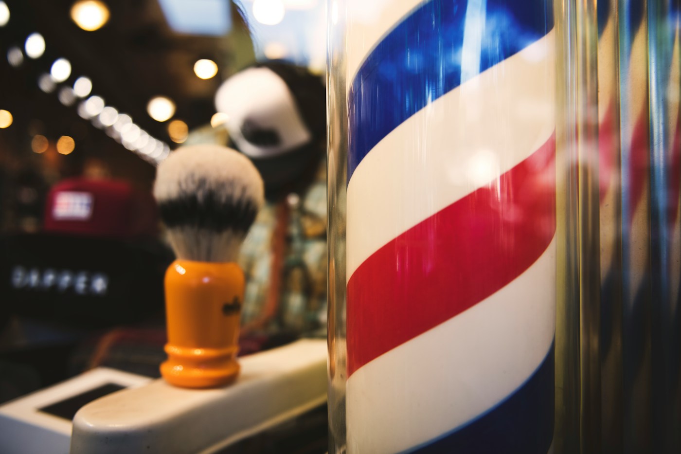Un poteau de barbier rouge, blanc et bleu
