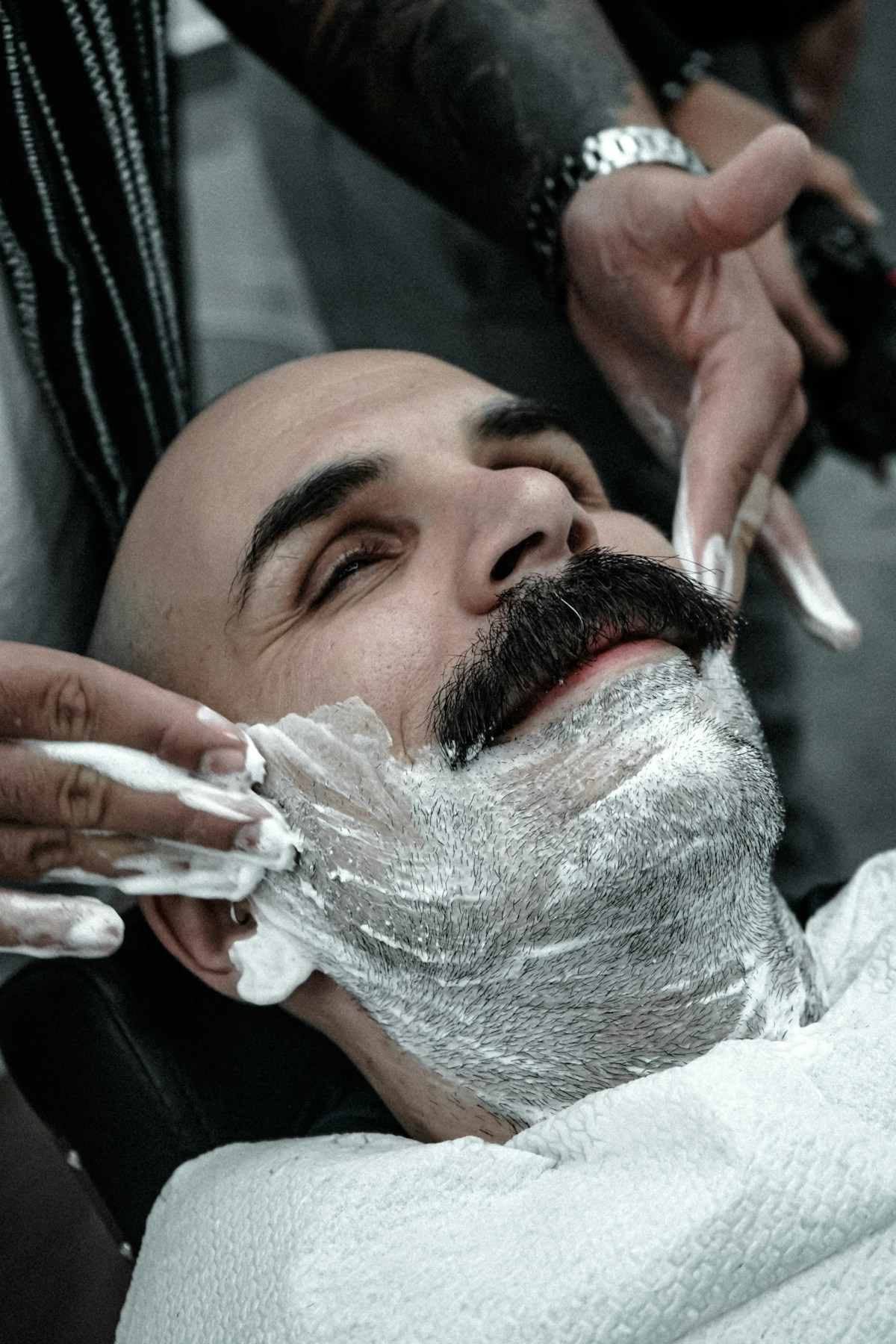 Un client couvert de mousse avant le rasage