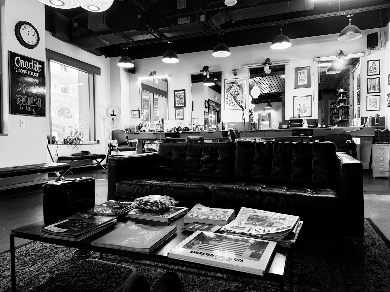 Un salon d'attente avec canapé et magazines