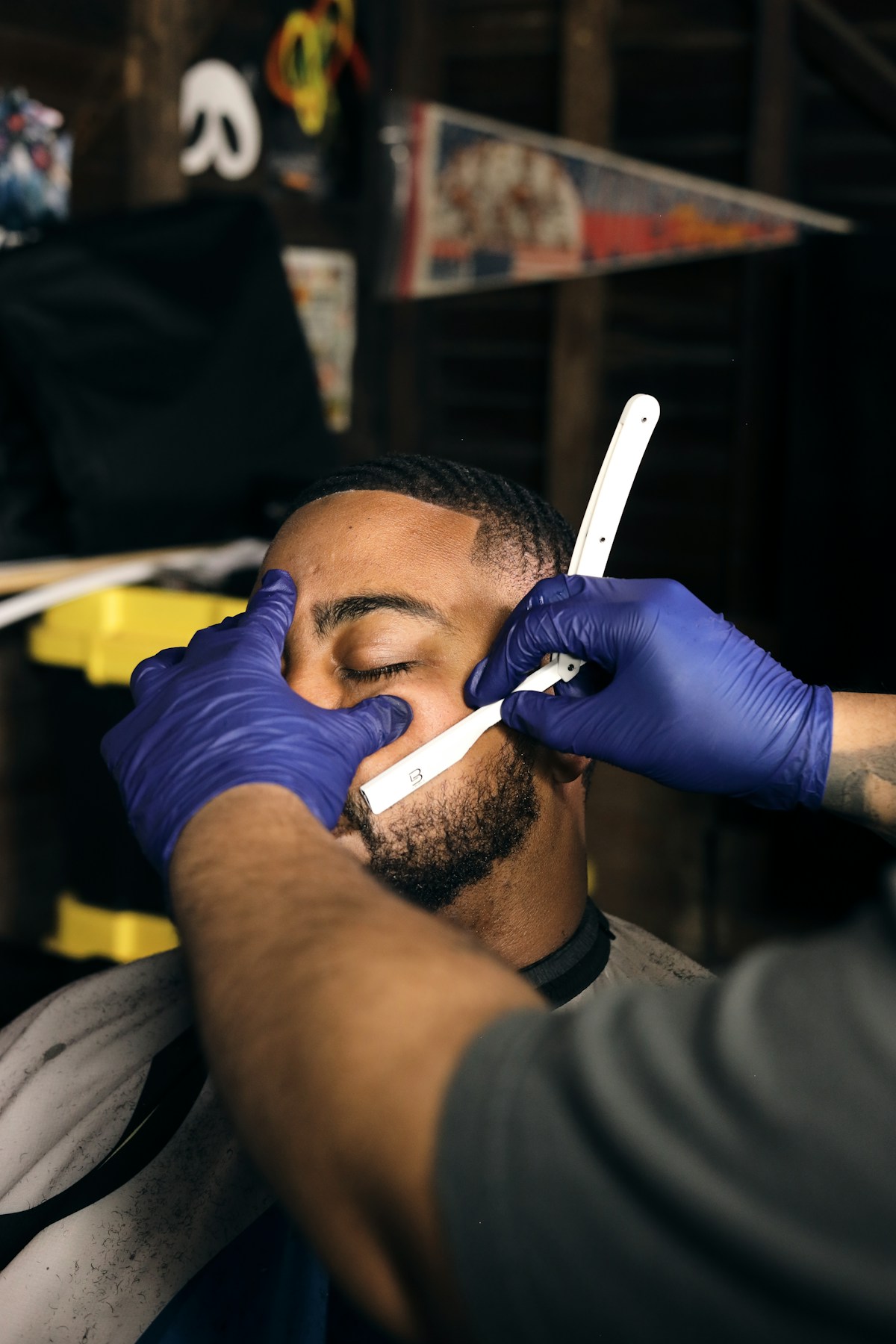 Soin du visage au rasoir avec gants