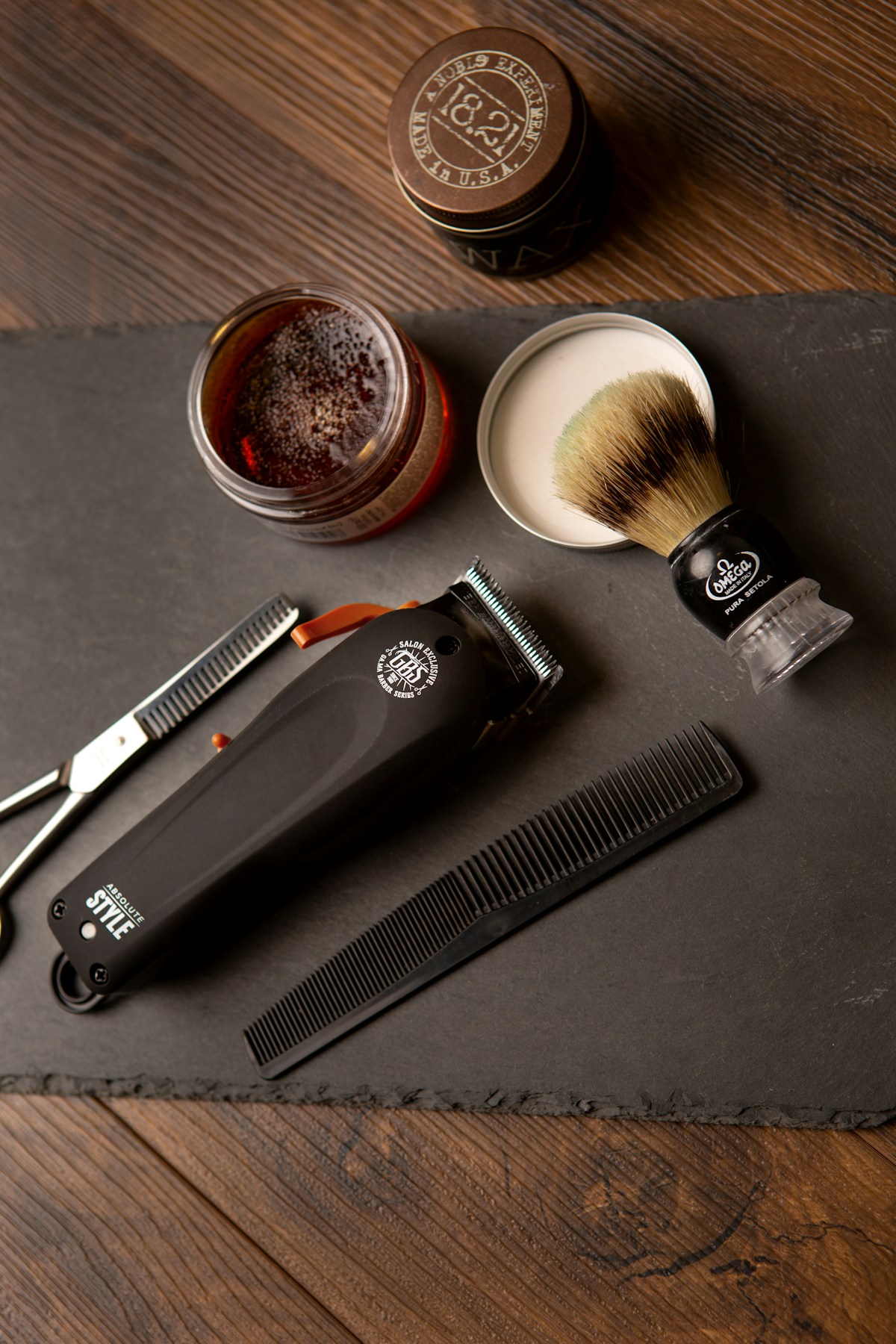 Brosse à barbe et pot de soin posés sur une étagère